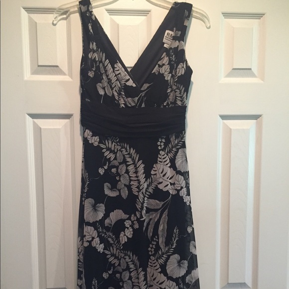 R & M Richards Dresses & Skirts - R&M Richards black w/ white design dress - size 8